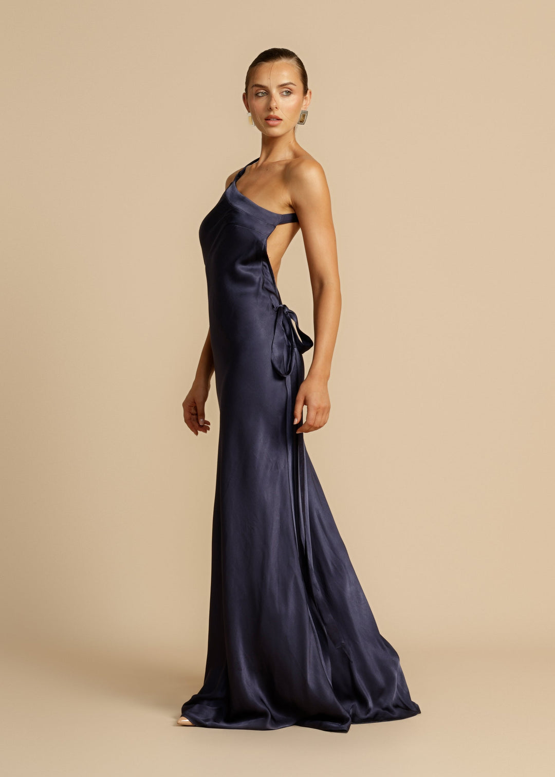 Alina™ | Maxikleid mit einem Schulterträger aus Satin