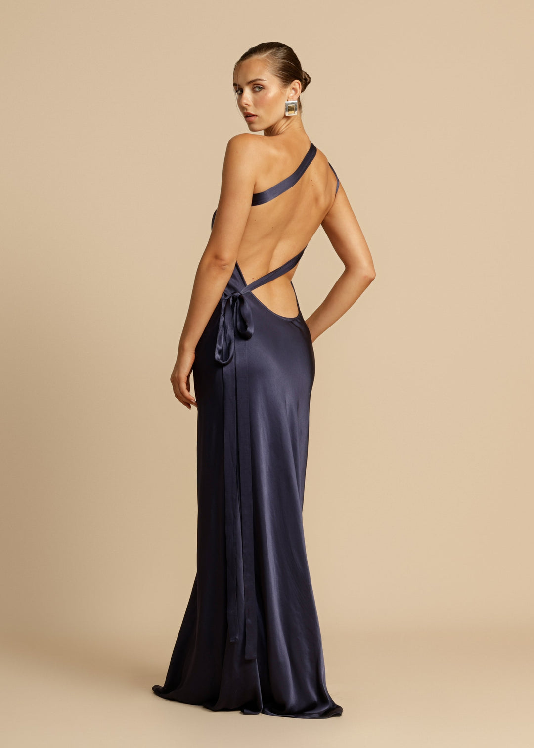 Alina™ | Maxikleid mit einem Schulterträger aus Satin